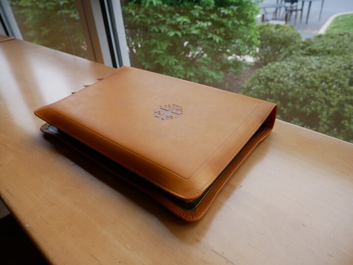 Schuyler Quentel NIV, Full Yapp Tuscany Calfskin Bible - Image 3