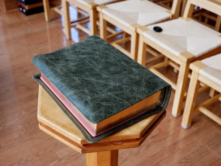 Crossway ESV Heirloom Study Bible, Olive Green Calfskin - Image 2